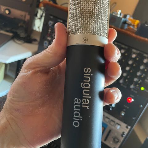 Singular Audio f-48 , håndlaget 47fet mikrofon