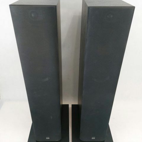 2 x B&W DM683 speakers