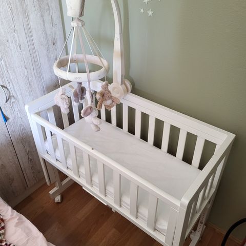 Troll bedside crib med ny madrass. (Reservert)