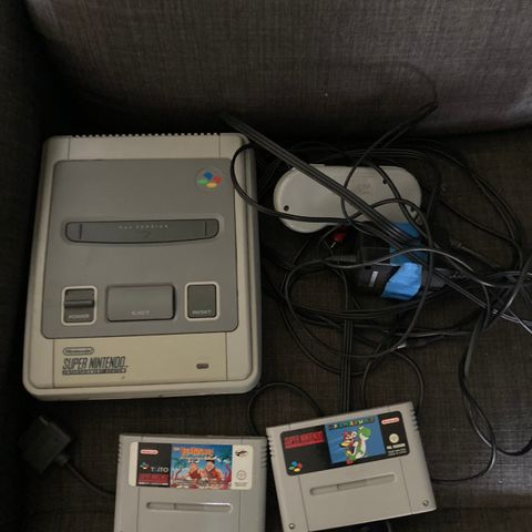 super nintendo med 2 spill og 1 kontroller