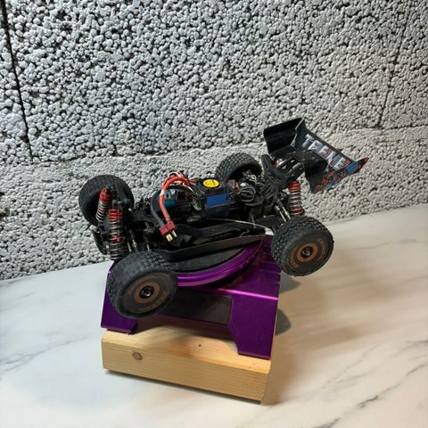 WL toys - RC bil med børsteløs motor og 2S lipo batterier, 70km/t hastighet