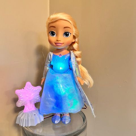 Elsa dukke som synger og lyser