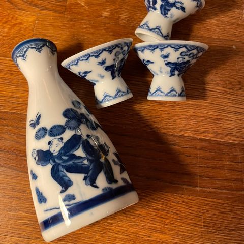 Vintage sakesett fra Japan - blå hvitt porselen- drikkekar