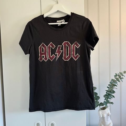 AC/DC t-skjorte fra HM - str M