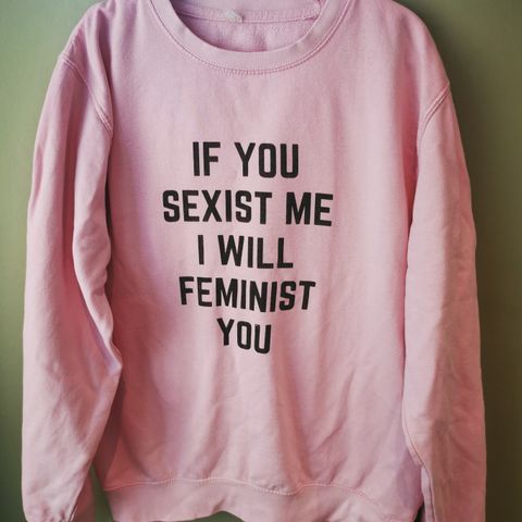 Feminist apparel fra the Spark Company, rosa genser str M