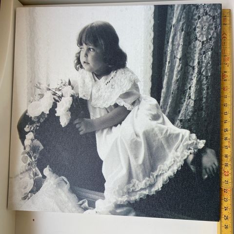 Vintage bilde av jente i hvit kjole