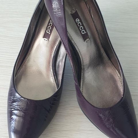 Høyhelte, elegante sko i burgunder/mørk lilla selges.