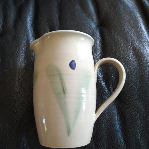 En kjempesøt liten mugge i keramikk