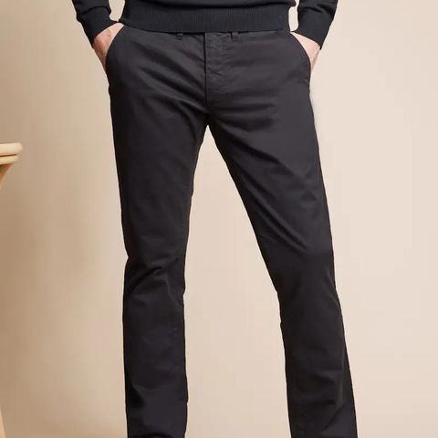 ELEGANT ZARA MAN BASIC CHINOS EUR 42 / USA 32. NY pris kr600