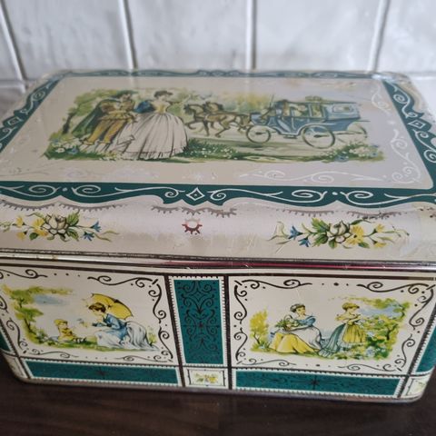 Vintage boks med fine motiv 🌼🌺