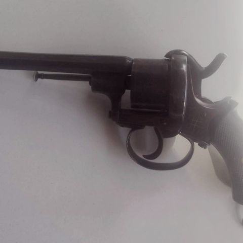 Revolver ifra 1864, utsmykket og ser ikke brukt ut
