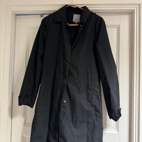 Svart Trenchcoat/jakke (kun står i skapet, nesten ikke brukt)