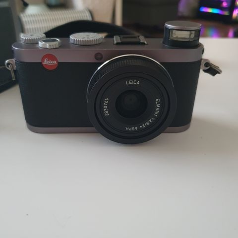 Lite brukt Leica X1 kamera selges med noe tilbehør