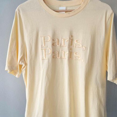 T skjorte i bomull, med tekst Paris Paris, selges