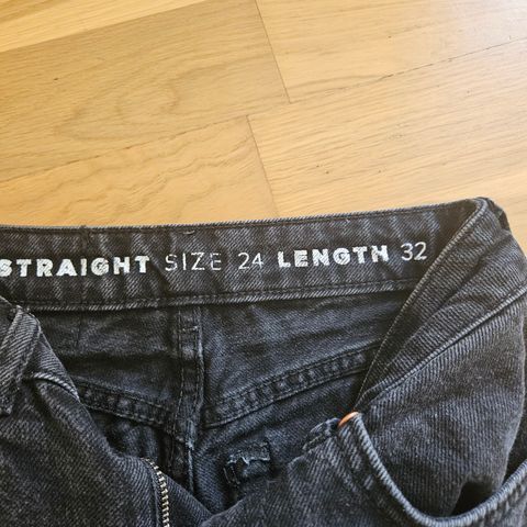 Svart jeans fra Bik Bok W 24 L 32