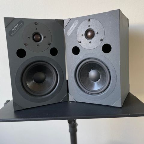 Alesis Passive Studio Reference Monitors (Point Seven) + Monitor Stands (90 cm)
