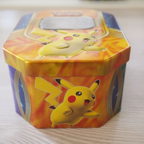 Fin Pikachu Pokemon metallboks/ tin box til kort eller figurer