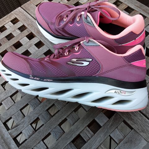 Sketchers Arch Fit sneakers