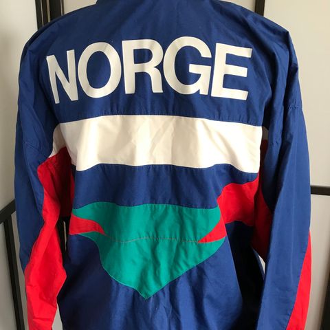 Adidas jakke, sporty, med NORGE på ryggen.