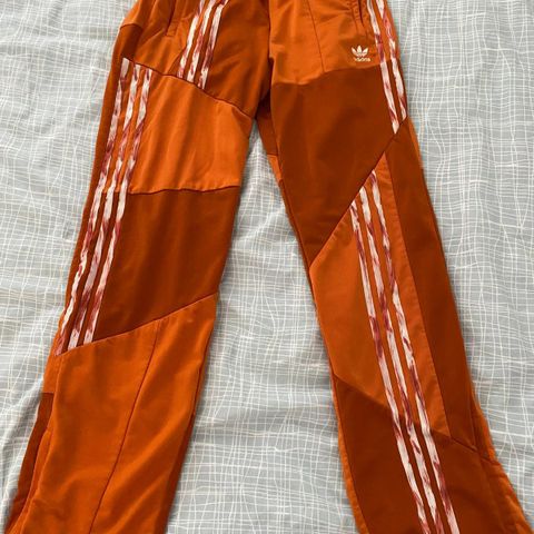 Oransje Adidas joggebukse