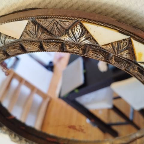 Antikk speil med meget vakker kobber dekor.   Marokko.