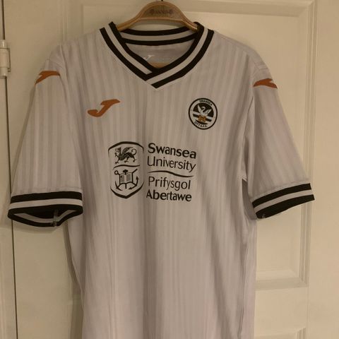 Swansea City 2021-22 Hjemmedrakt