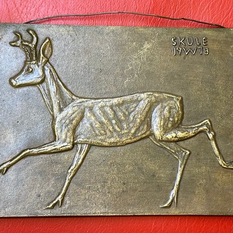 Skule Waksvik 1978 - bronserelieff rådyr i flukt - med oppheng