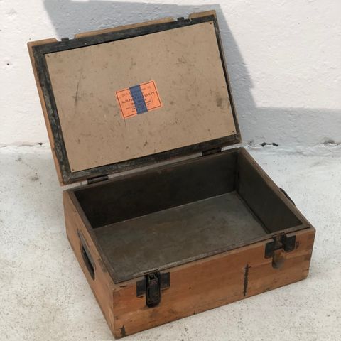 gammel kasse til patroner el lignende