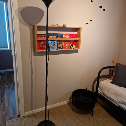 Pen gulvlampe fra Ikea til salgs