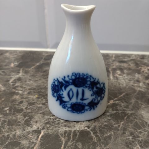 Flott liten porselens vase merket "Oil" fra PP.
