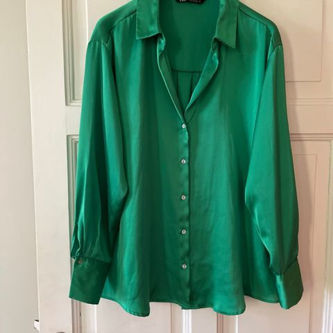 Bluse fra Zara , str XL /xxl , litt liten i str, en grønn og en kremhvit