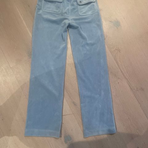 Lysblå Juicy Coutore bukse kjøpt på Follestad