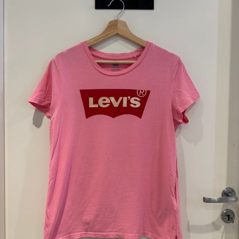 Rosa t-skjorte fra Levis
