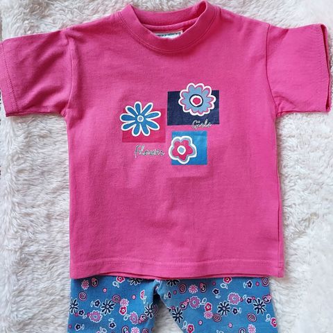 Rosa t-skjorte og blomstret shorts. Merket Peanuts str. 80