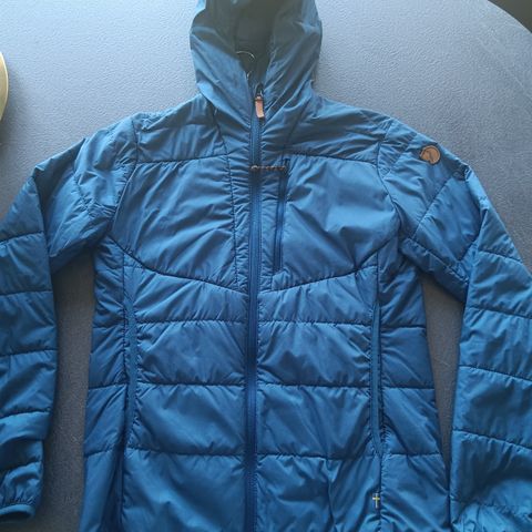 Fjällräven Keb Padded Hoodie jakke til dame