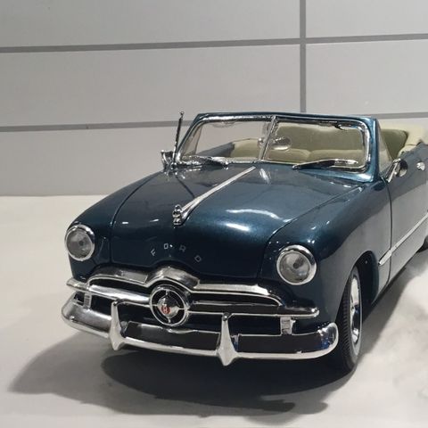 1949. Ford V8. Convertible.     1:18.