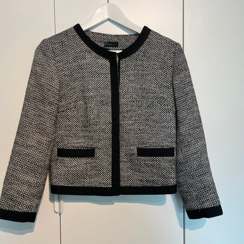 Klassisk svart hvit tweed jakke - str 34/36