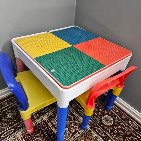 Legobord med 2 stoler