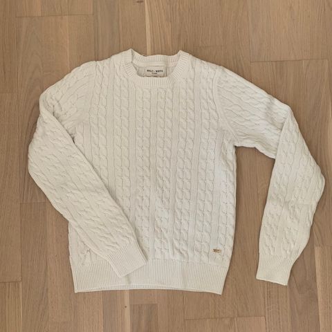 Hvit genser med flettemønster