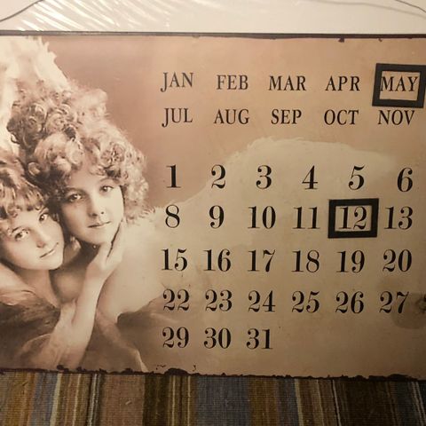 Kalender med magnet i metall!