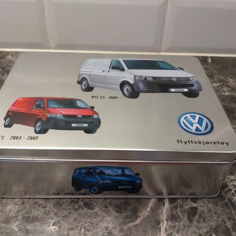 Flott boks med bilder av Volkswagens nyttekjøretøy gjennom tidene