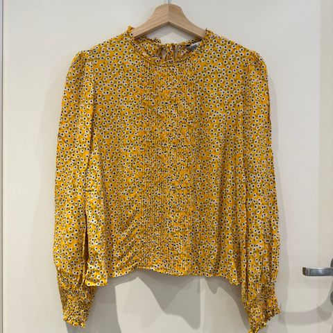 Gul bluse fra Zara