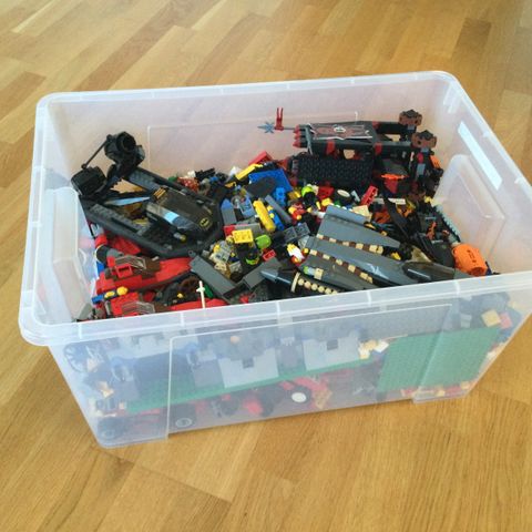 Stor kasse med LEGO