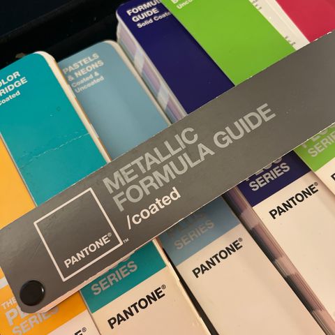 Pantone Formula guide, cmyk, color bridge, neons, metallic vifter i koffert