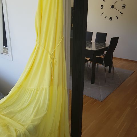 Ny gul kjole fra H&M str. XS/S