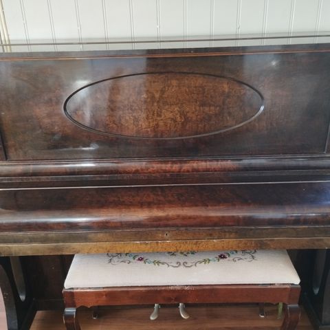 Kom med bud. Östlind&Almquist Piano (1940-1950)