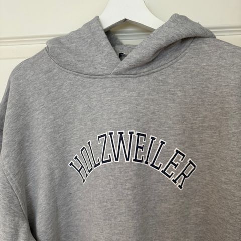 Grå Holzweiler Hoodie