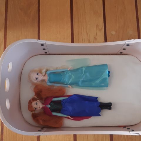 Dukkeseng med Elsa og Anna dukker