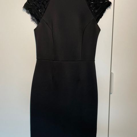 Nydelig svart kjole str. S m/ blonder på ermer og rygg