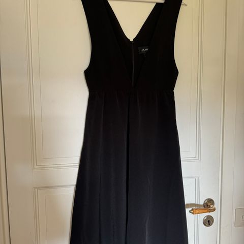 Ny Monki svart kjole (kjempesøt!)